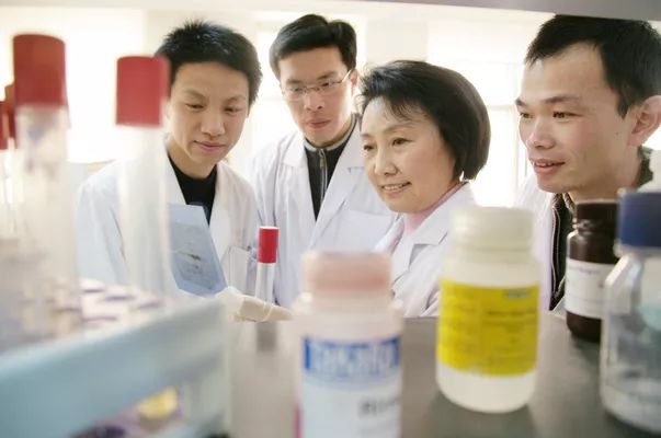 逆转癌细胞，被中国科学家实现了！东方肝胆外科医院团队成功将肝癌细胞重编程，癌细胞回归正常细胞丨科学大发现