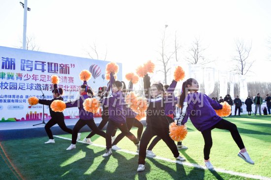 闃冲厜灏戝勾閫愭ⅵ璧涘満,闃冲厜灏戝勾鑱氳禌鍦烘縺鎯呴鎵睍椋庨噰