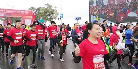 「12早安！九江」代购关注啦，《电商法》实施；商业奇才！摆摊卖雪人；一桌一元现钞买电视