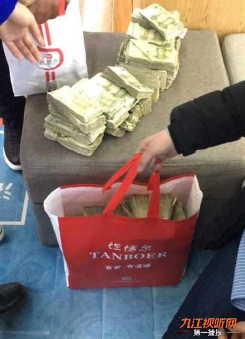 「12早安！九江」代购关注啦，《电商法》实施；商业奇才！摆摊卖雪人；一桌一元现钞买电视