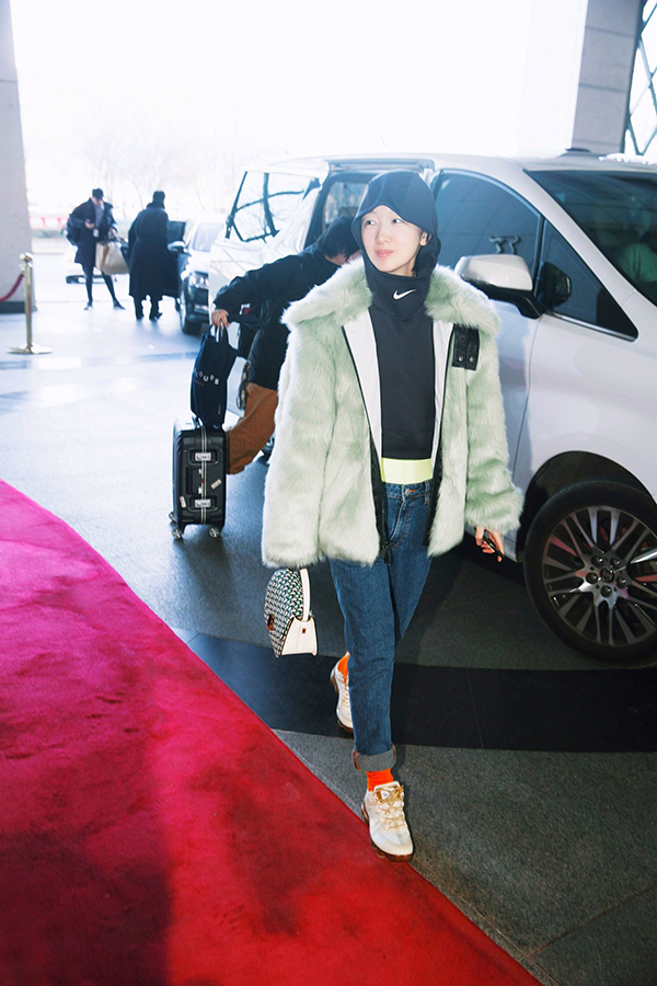 唐嫣你的小白鞋该换换了，同样是配厚外套欧阳娜娜帅哭了