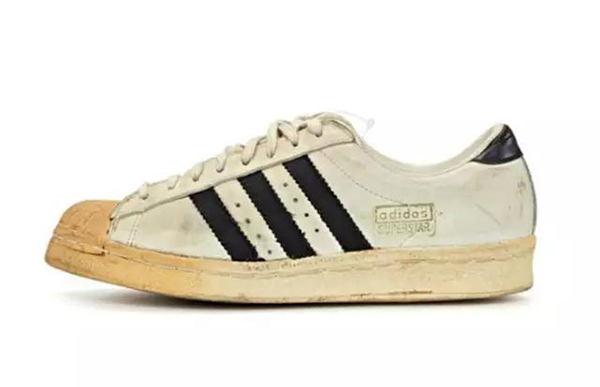 唐嫣你的小白鞋该换换了，同样是配厚外套欧阳娜娜帅哭了