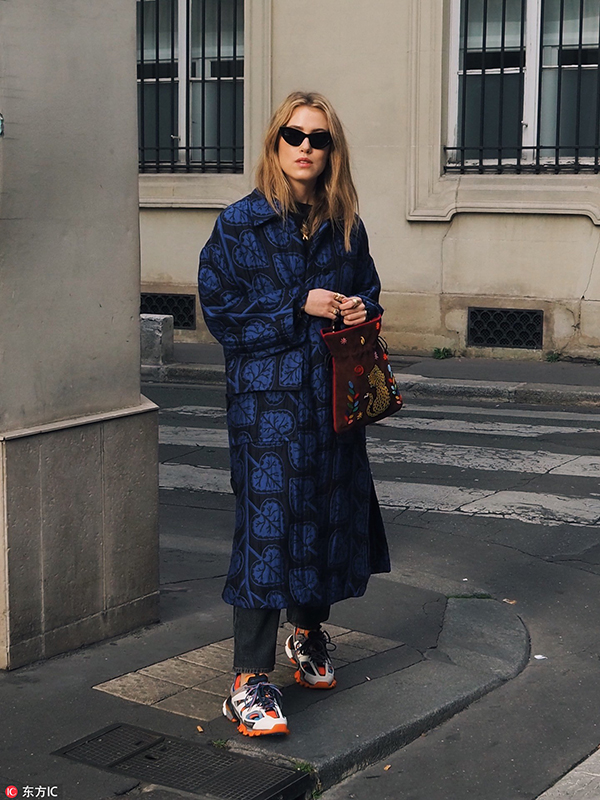 唐嫣你的小白鞋该换换了，同样是配厚外套欧阳娜娜帅哭了