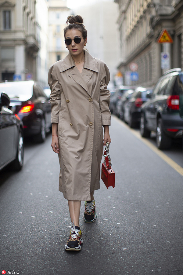 唐嫣你的小白鞋该换换了，同样是配厚外套欧阳娜娜帅哭了