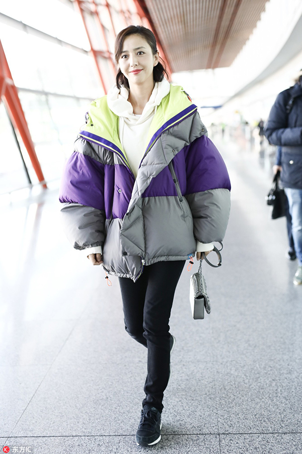 唐嫣你的小白鞋该换换了，同样是配厚外套欧阳娜娜帅哭了