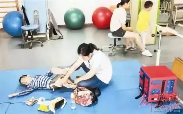 折翼天使为残疾人撑起一片天,让折翼天使在关爱中幸福成长