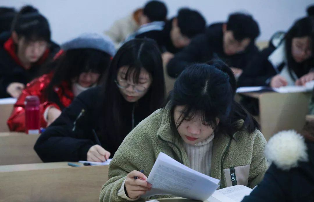 你看！别的同学开考啦