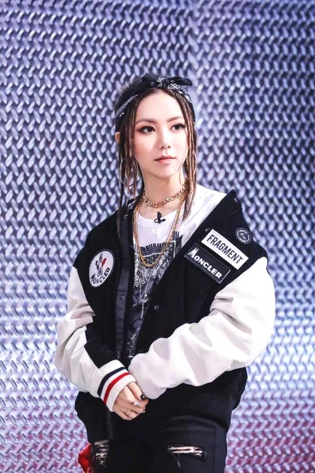 邓紫棋再次穿皮裤造型好霸气,邓紫棋皮裤穿搭图片