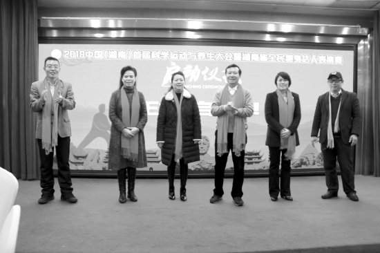 扶贫献爱心书画作品,画家义卖画作捐款10万