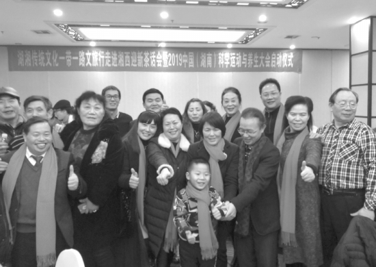 扶贫献爱心书画作品,画家义卖画作捐款10万