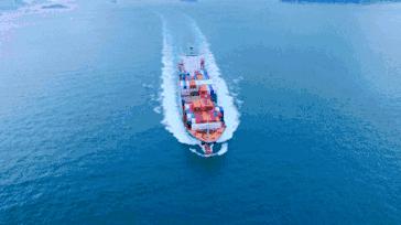 她很主动的跟我表白,好紧张好想表白