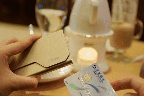 她很主动的跟我表白,好紧张好想表白