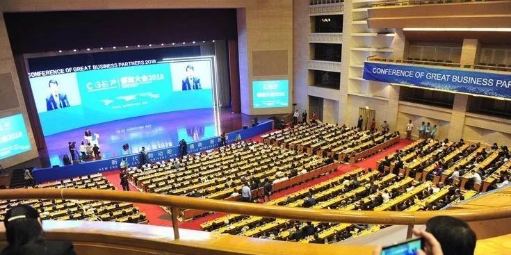 她很主动的跟我表白,好紧张好想表白