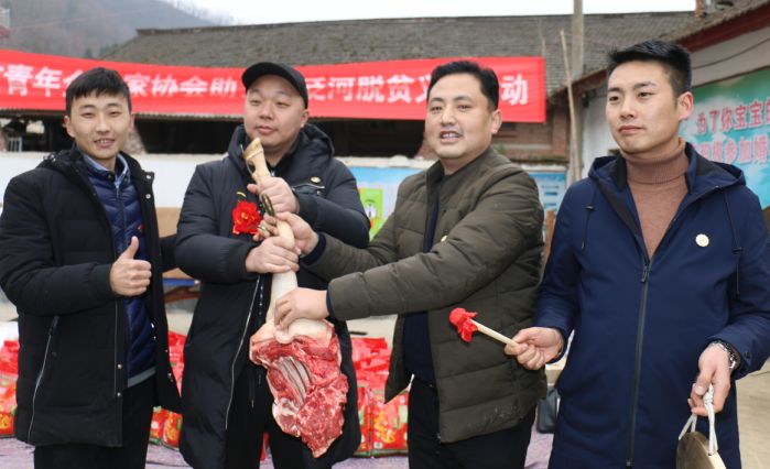 咚咚咚……听说，村委会里有场竞拍会？