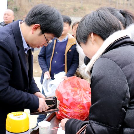 咚咚咚……听说，村委会里有场竞拍会？