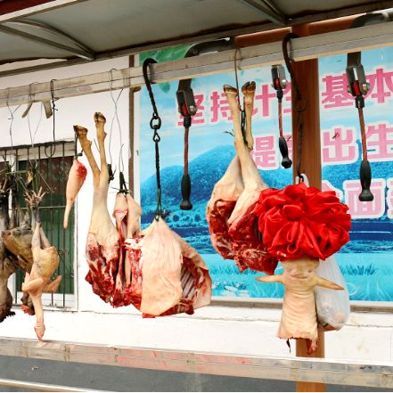 咚咚咚……听说，村委会里有场竞拍会？