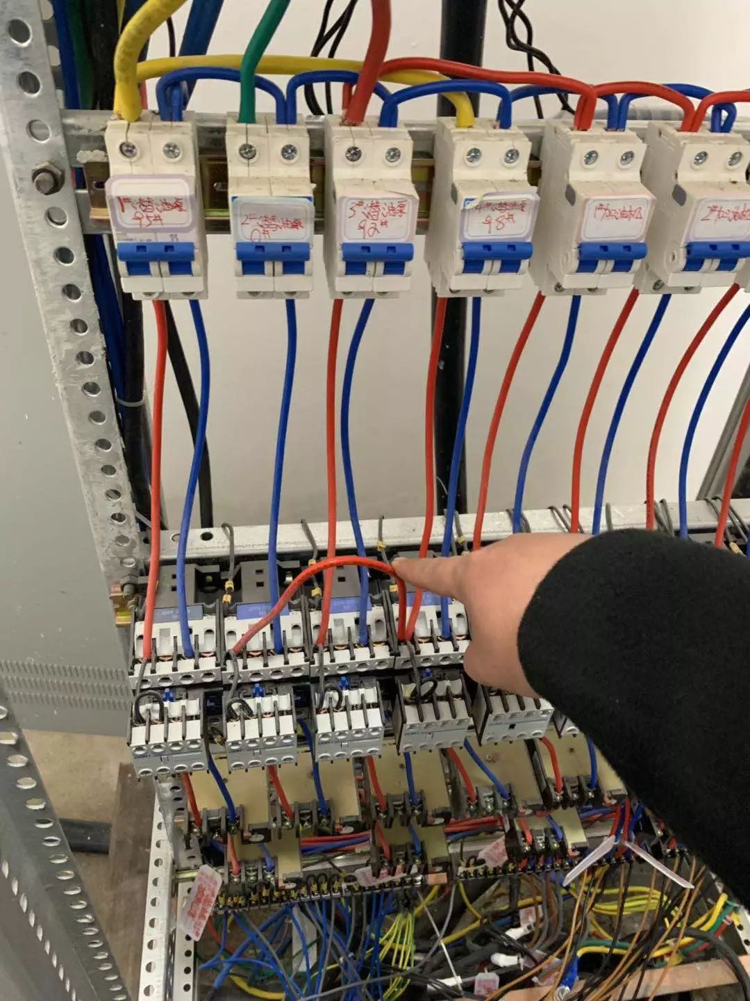 求帮忙：一个柴油罐对应的几条枪间歇性不出油，是啥情况？