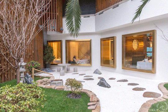 坐拥150㎡私家花园的火锅店，竟然还配空姐服务！