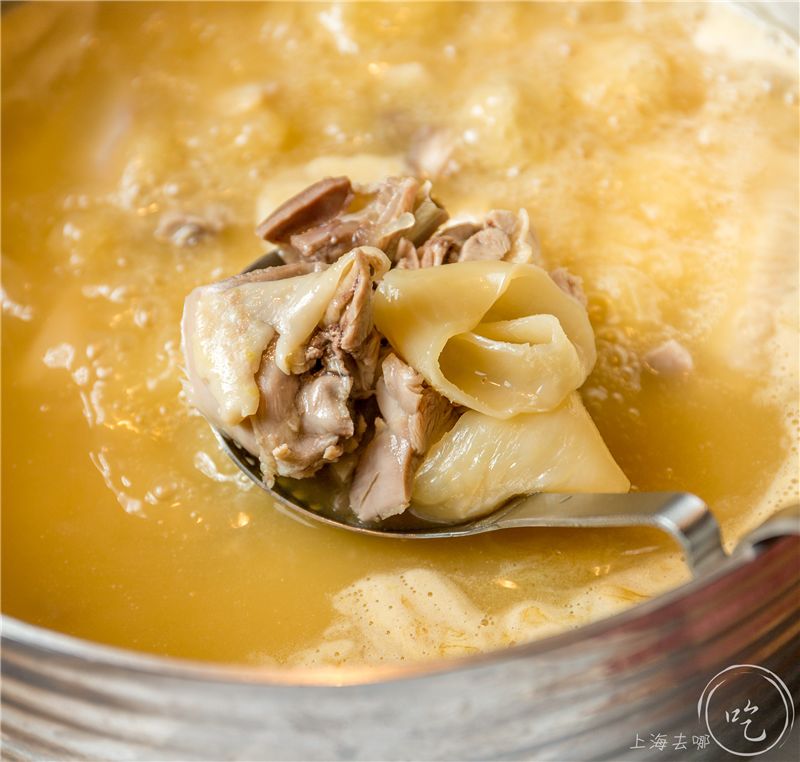 坐拥150㎡私家花园的火锅店，竟然还配空姐服务！