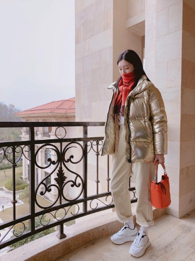 江疏影示范理想女友穿搭，银色羽绒服配灯芯绒裤，舒适又保暖！