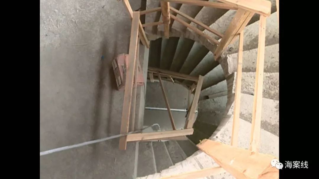 开发商卖顶层房子被认定部分违建,买房赠送花园是否违建