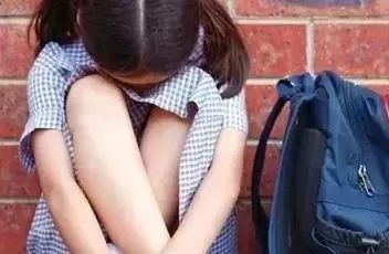 8岁女孩被打失明警方回应,追凶17年女子遭侵害遇难完整版