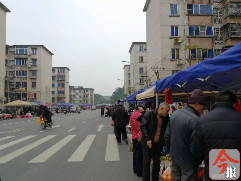 蹊跷！有人操控龙屯路“马路市场”？摊主：每天上交“群主”几十元