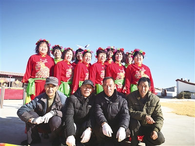 什八台村歌舞队收到新装备