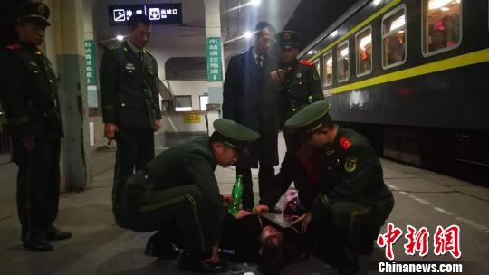 民警执勤路遇见癫痫病人实时救治,路人突发癫痫执勤交警救助