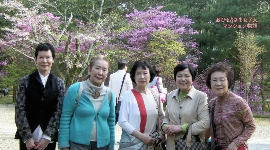 一辈子没结婚，7个单身女人买房同居10年，80岁了还染发、化妆、四处去浪……把老年生活过成了诗