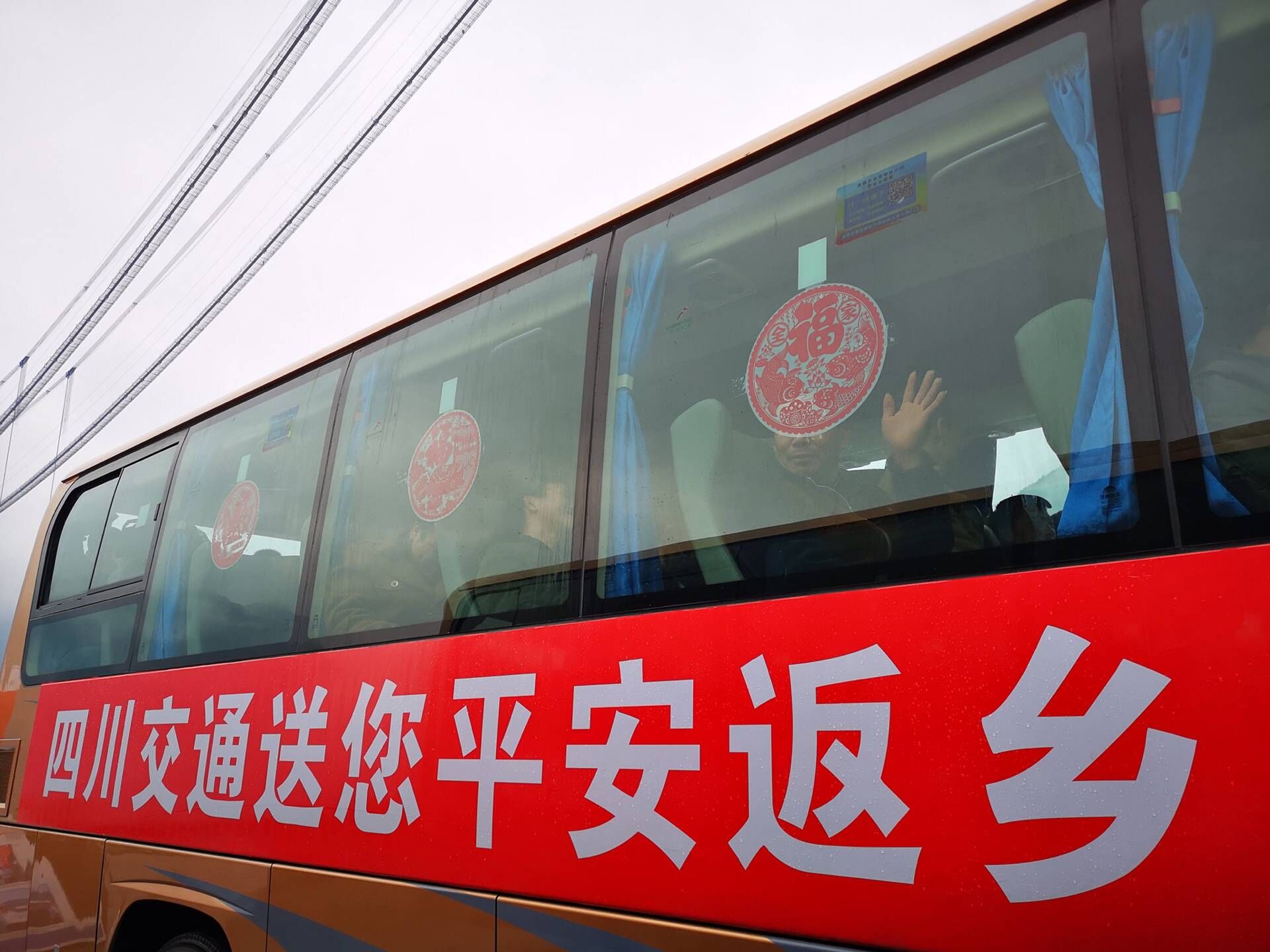农民工乘长途客运大巴回老家,贵州四川交界处赤水河大桥通车