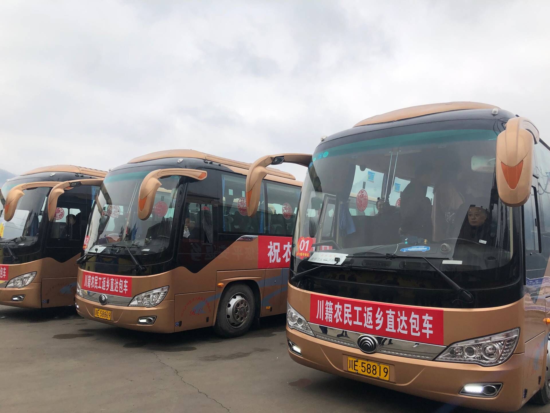 农民工乘长途客运大巴回老家,贵州四川交界处赤水河大桥通车