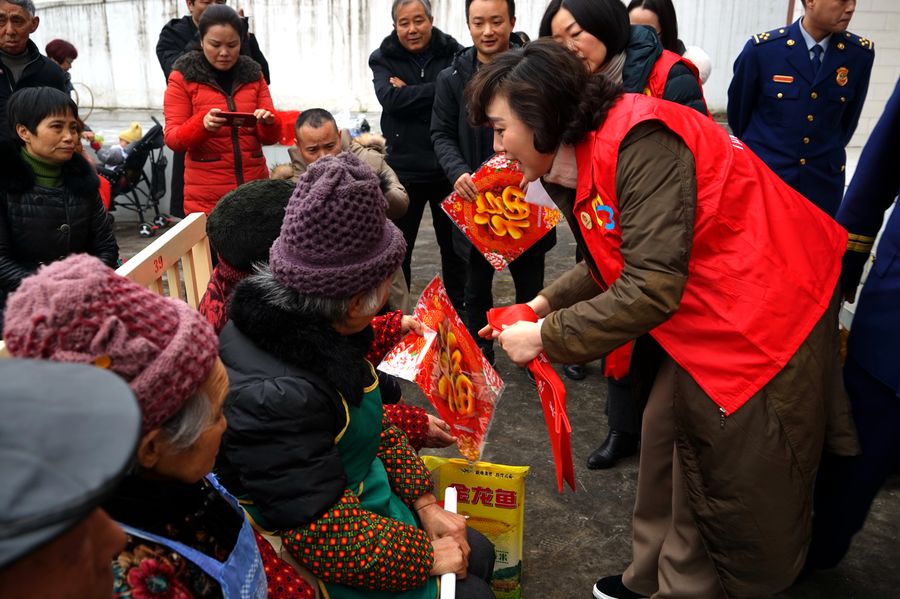 妇联下乡送温暖,关爱回家