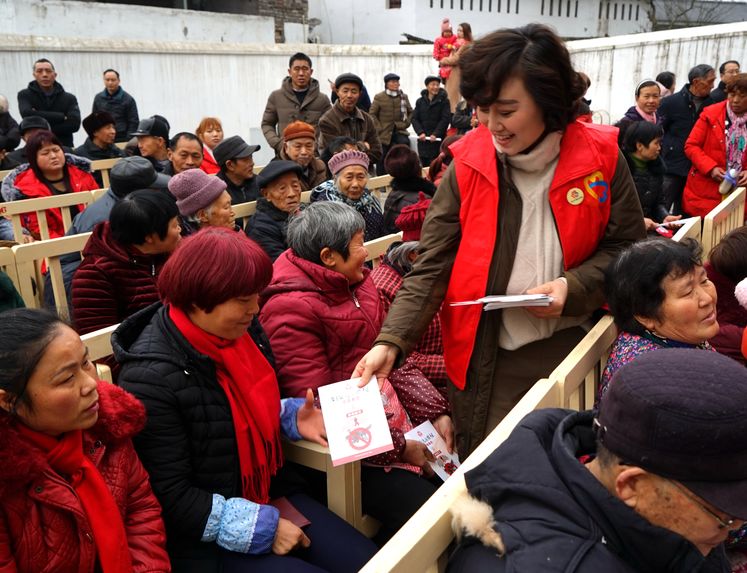 妇联下乡送温暖,关爱回家