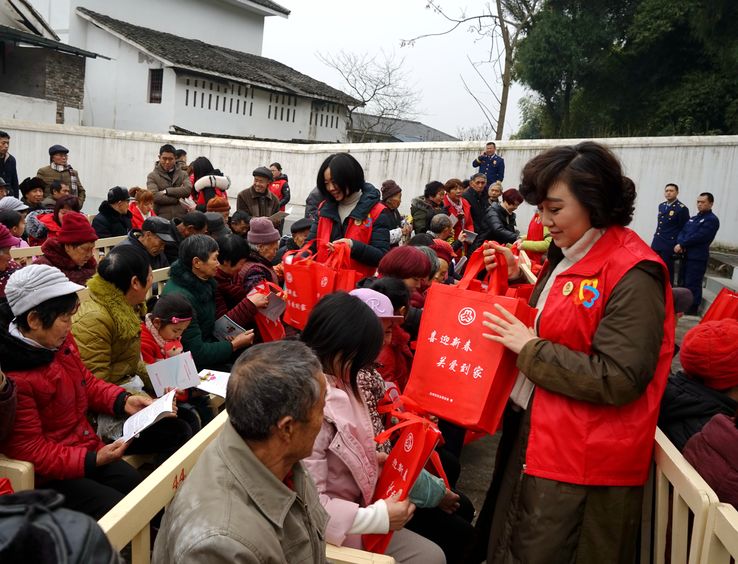 妇联下乡送温暖,关爱回家