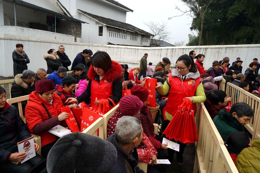 妇联下乡送温暖,关爱回家