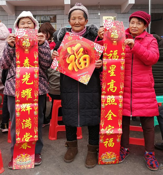 妇联下乡送温暖,关爱回家