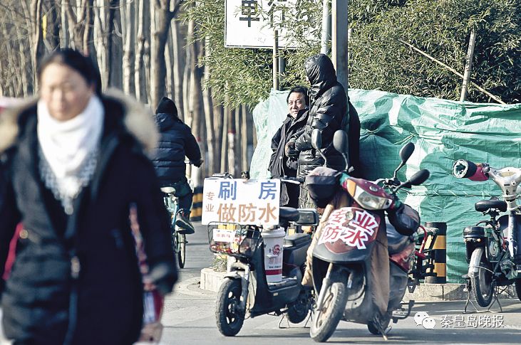 泪！六旬老人寒冬桥头揽活儿，为重症女儿攒手术费