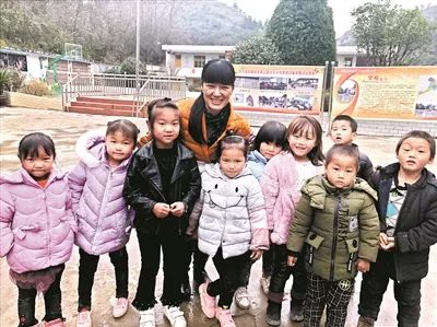 天河珠村有一位好老师，用大爱点燃大山里的希望