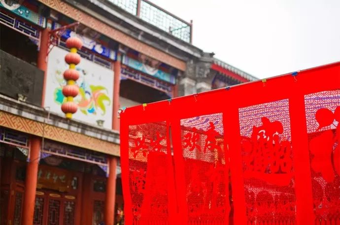 年二十九贴对联好吗,年俗视频二十九