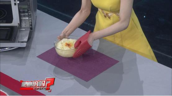 别再用刀刮鱼鳞了！只需这一味调料鱼鳞轻松去除