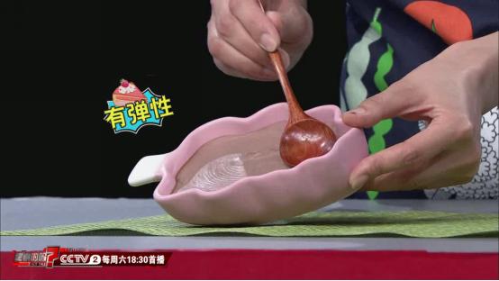 别再用刀刮鱼鳞了！只需这一味调料鱼鳞轻松去除