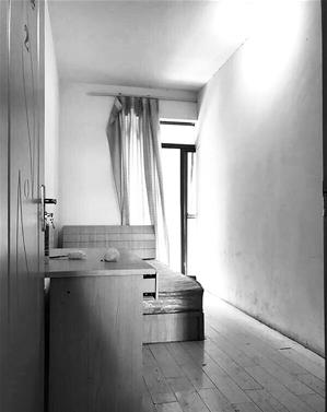 一个小区弄五间民宿违法不,一套房子被隔成九室