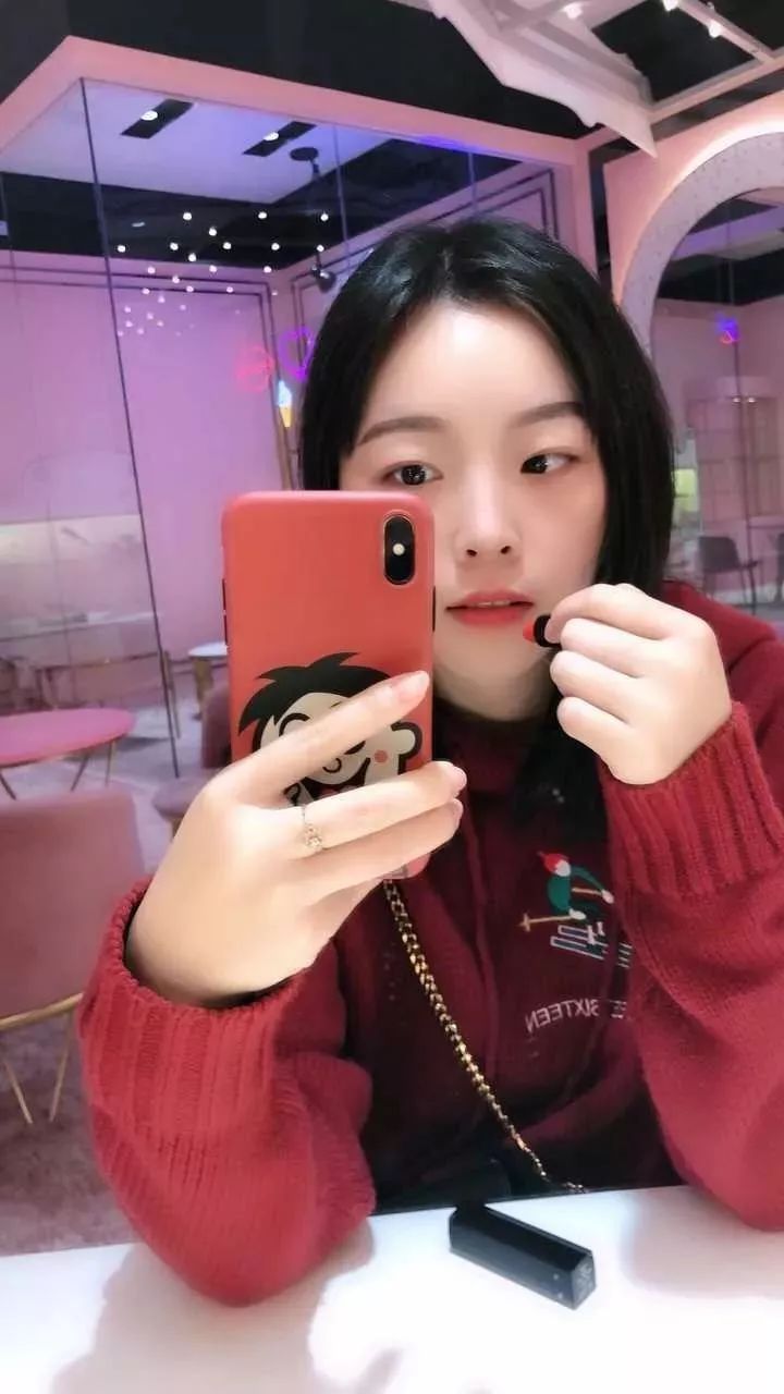 素颜找工作屡碰壁，涂上口红却被录取……真是个看脸的世界！