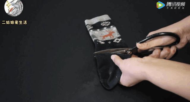 旧毛衣先别扔剪一刀美翻了,旧毛衣一件变两件