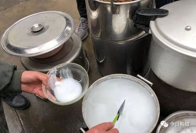 黑芝麻蛋黄肉松软糯香甜的青团子,苏州哪里的青团子比较好吃啊