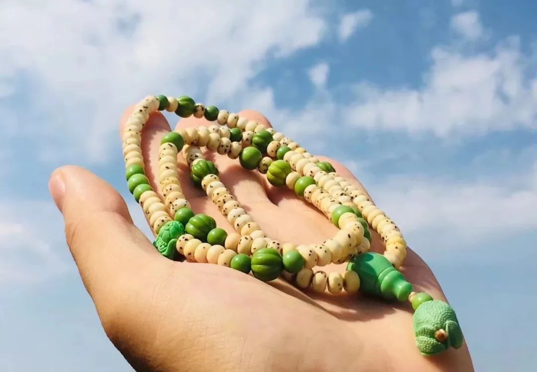 绿松石配饰可以戴一辈子吗,绿松石配饰一半绿一半蓝