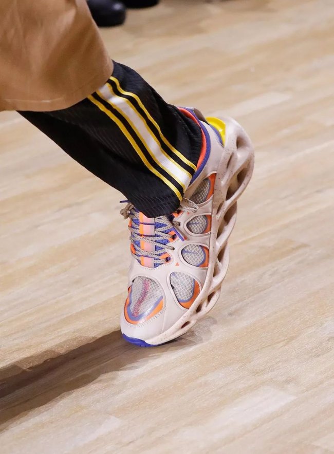 lining李宁2019纽约时装周v8彩色,李宁品牌热潮