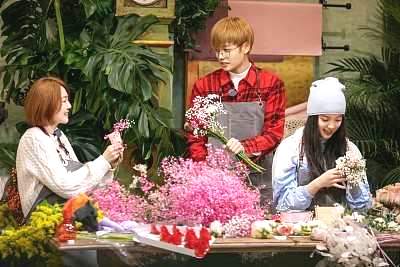 欧阳娜娜少女感真强！一身潮牌现身花店，俏皮甜美，上演粉色可爱