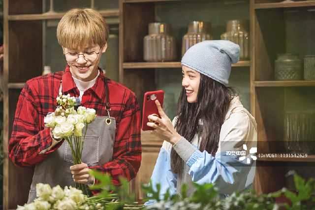 欧阳娜娜少女感真强！一身潮牌现身花店，俏皮甜美，上演粉色可爱